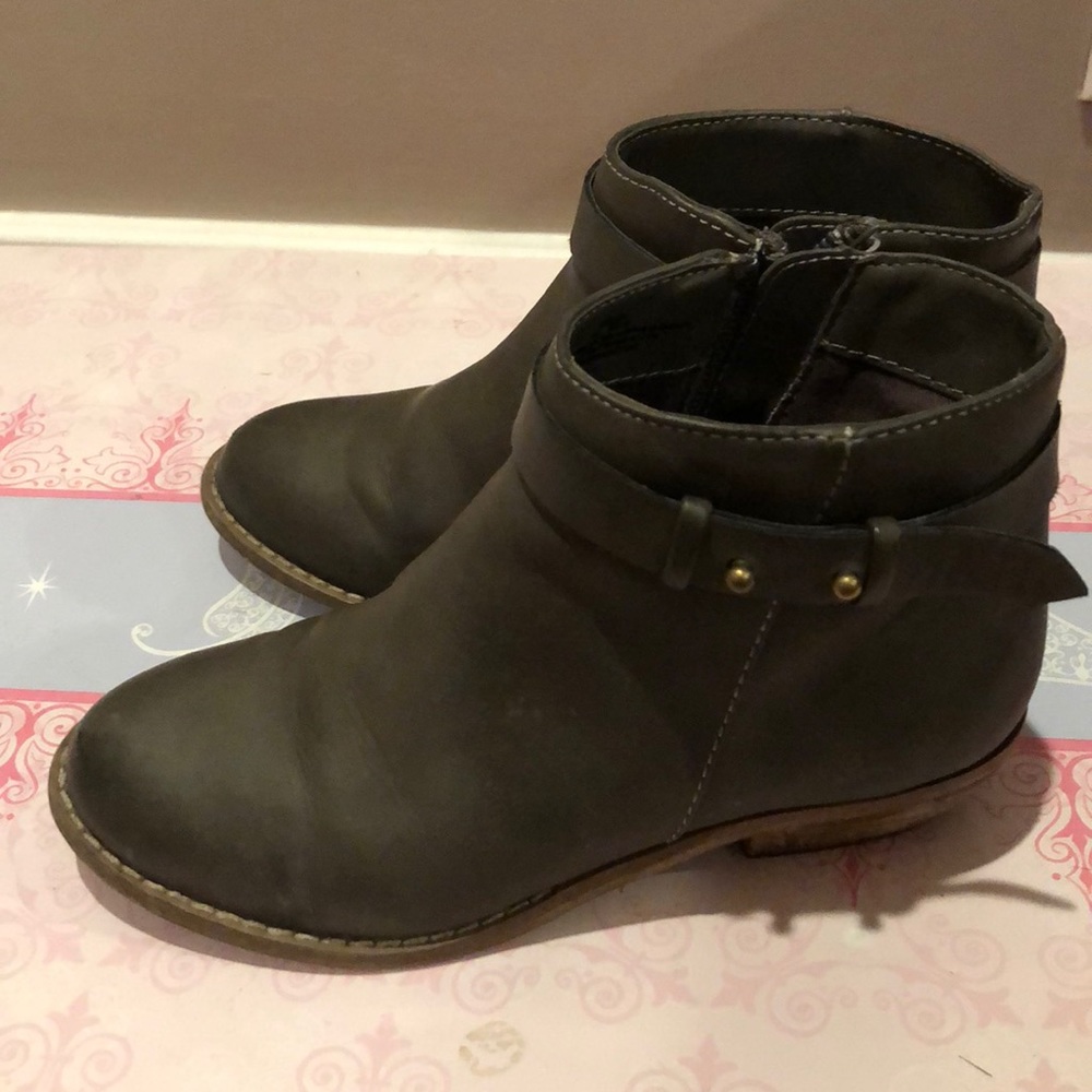 - Harper Canyon girl’s dark gray boots.